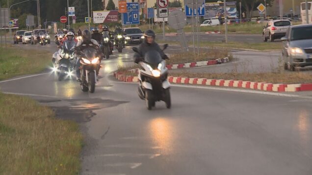 Zobrali svojich nablýskaných miláčikov, stretli sa v dohodnutom čase na jednom mieste a následne sa spoločne vydali do amfiteátra na film. Motorkári sú veľmi vďační za takúto možnosť