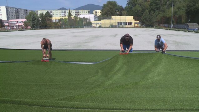 Mnohí už prestávali veriť, ale dočkali sa. Ihrisko na Hurbanke dostáva nový povrch