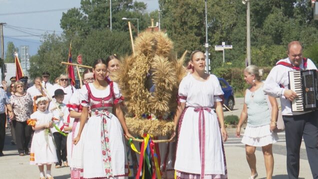 V Turčianskych Tepliciach ďakovali za úrodu. Odovzdávali a požehnávali dožinkový veniec