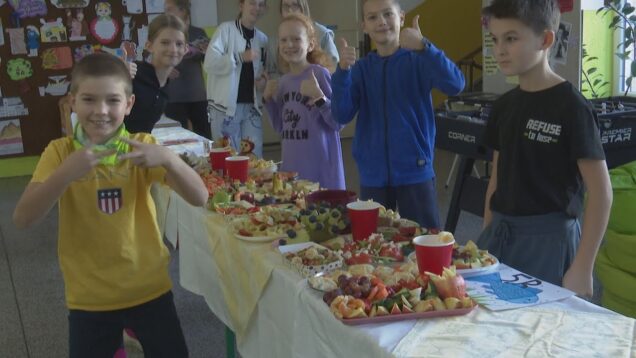 Deti pripravili pochúťky z čerstvého ovocia a zeleniny. Spod ich rúk vyšli zdravé a chutné misy a nápadité jedlé dekorácie