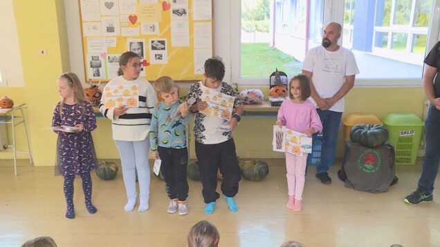 Deti za výdatnej pomoci svojich rodičov vytvorili z obyčajnej tekvice ozajstné umelecké dielka. Pri výbere tej najkrajšej si pani učiteľky museli zavolať na pomoc odborníkov – záhradkárov