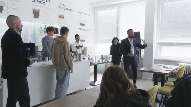 Dôraz na detail, postavenie tela aj techniky miešania učil študentov strednej školy v Jahodníkoch špičkový barman Tony Velich