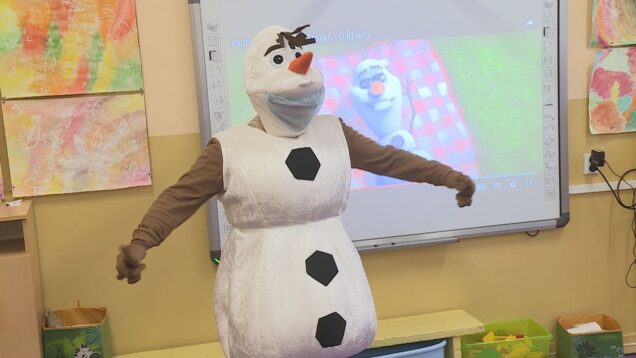 Jedna z najrozkošnejších postavičiek príjemne prekvapila celú školu. Za maskou Olafa sa ukrýval obľúbený herec Marián Labuda ml.,ktorý mu nenapodobiteľne prepožičal hlas