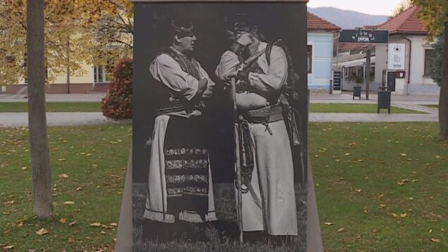 Ku koloritu centra mesta aktuálne patrí aj výstava veľkoformátových fotografií. Je venovaná výročiu narodenia známeho fotografa Karola Plicku