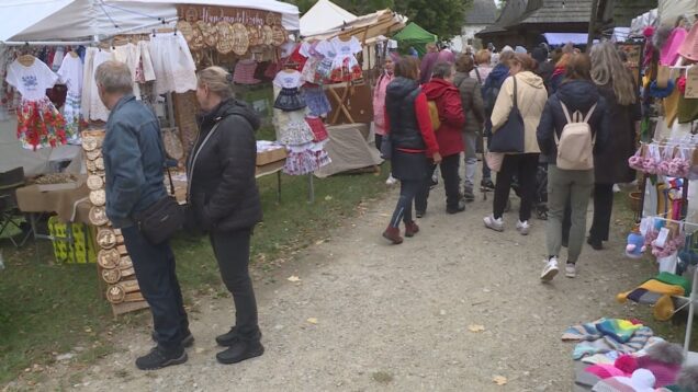 Melódia z flašinetu, rezbárstvo, medovina a stovky návštevníkov. Michalský jarmok ponúkol ukážky tradičných remesiel aj ľudovú hudbu