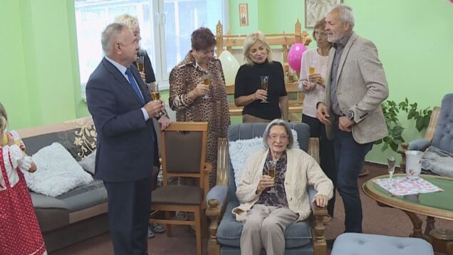 Pani Dobroslava do poslednej chvíle neverila, že sa naozaj chystá jej oslava. Hoci má od pondelka 100 rokov, ako správnu ženu ju trápila dilema, čo si oblečie