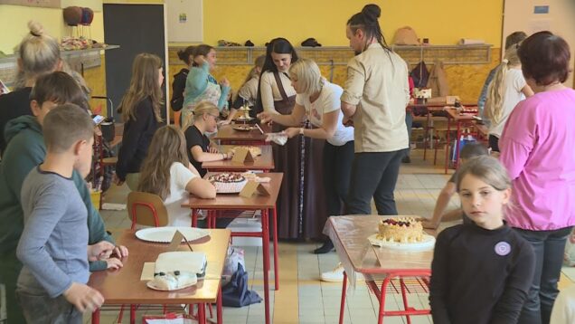 Po celej škole rozvoniavali napečené dobroty. Malým šikovným pekárom pomáhali rodičia aj starkí a odbornej porote pri výbere víťazov veru nezávidel nikto