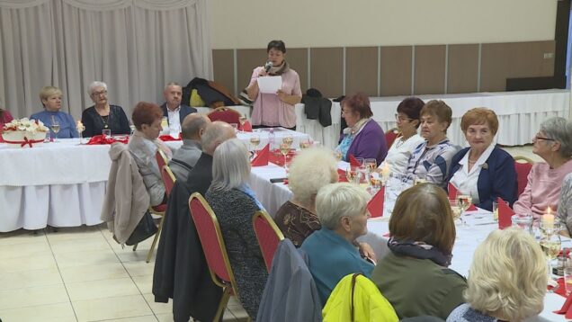 Seniori z Klubu všeobecných záujmov sa stretli pri príležitosti mesiaca úcty k starším a stretnutie využili aj na gratuláciu svojim jubilujúcim členom