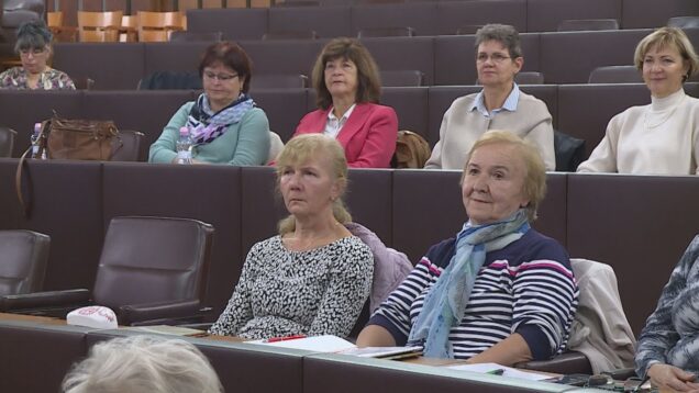 Spoznali sme 61 nových študentov Univerzity tretieho veku, ktorí sú príkladom, že vek je len číslo a nestojí v ceste za vzdelávaním a osobným rozvojom