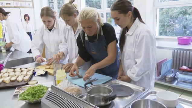 V kuchyni na strednej škole sa poriadne obracali. Chystali gastronomické pochúťky zo studenej kuchyne