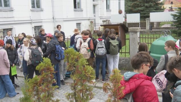 Vo Vrútkach už niekoľko rokov plní účel potravinová búdka, ktorú dobrí ľudia a aj úžasní Gymleťáci pravidelne plnia trvanlivými potravinami, aby pomohli ľuďom vo finančnej núdzi