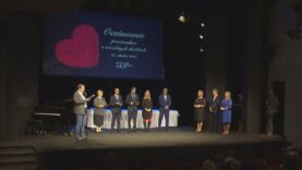 Za svoju obetavosť, nasadenie a ľudskosť si z rúk predsedníčky Žilinského samosprávneho kraja prevzalo vzácne ocenenie 51 pracovníkov zariadení sociálnych služieb