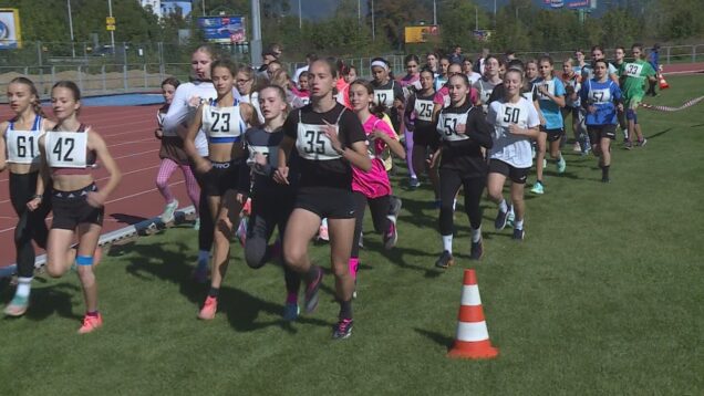 Žiaci a žiačky zo 16. škôl odštartovali maratón školských športových postupových súťaží. Preteky v cezpoľnom behu boli zároveň aj 28. ročníkom Memoriálu Miroslava Jurana