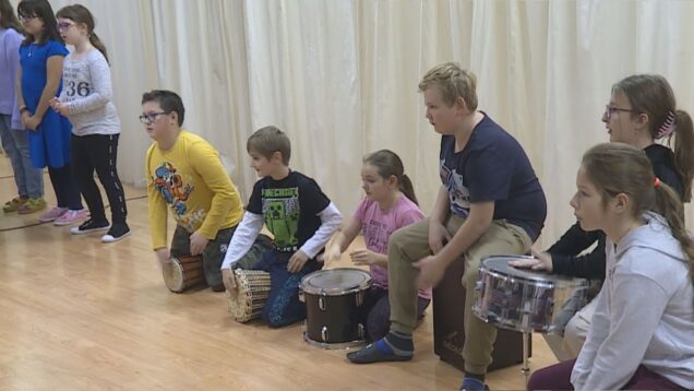 Aj v Záturčí sa bubnovalo a ponúknutý bol silný a emotívny zážitok. V tom jasne rezonovalo, že ticho deti pred násilím neochráni