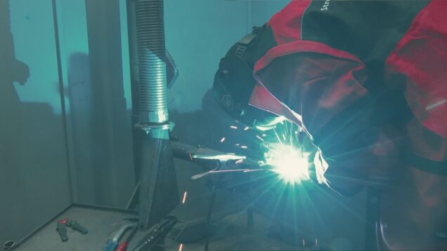 Kukly na hlavách, zváračky v rukách a lietajúce iskry. Žiaci z odborných stredných škôl si zasúťažili vo zváraní