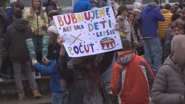 Pred Hurbankou dali žiaci o sebe vedieť hlasným bubnovaním, krikom a dupotom. Zapojili sa do najväčšej Bubnovačky, ktorá upozorňuje na ochranu detí pred násilím