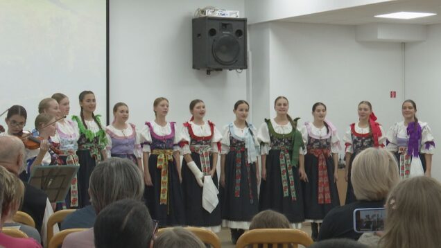 Speváci a detská ľudová hudba DFS Turiec ešte viac rozžiarili farebné jesenné popoludnie koncertom „Piesne z Turca – A vy páni muzikanti“