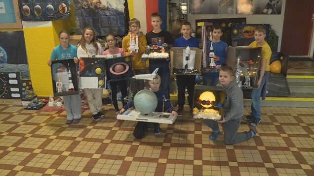 ,,Vesmírne diela“ , ktoré predstavili piataci zo ZŠ s MŠ Podhájska spájali deti, rodičov i spolužiakov