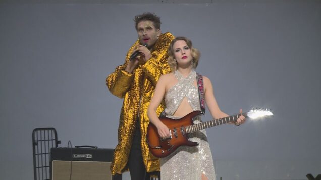 Výborní herci a unikátny 21.členný zbor neprofesionálnych tanečníčok sa predstavia v hre „Jak jeleň budeš si tam chodiť“, ktorá kladie dôležité spoločenské otázky