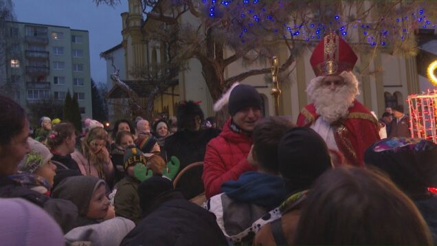 Aby všetko stihol, dobrý deduško si radšej privstal a zo Severného pólu prišiel medzi deti do školy vo Vrútkach hneď ráno. O to krajšie mali potom vyučovanie