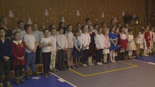 Počas vianočného programu šikovných žiakov sa mnohí rodičia neubránili slzám dojatia. Vianočné posolstvo sa dotklo každého srdca