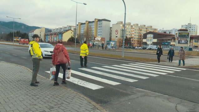 Rozpočet na rok 2025 je schválený, policajné hliadky na cestách v Žilinskom kraji, zatvorené pobočky Slovenskej pošty, Slovensko rozžiarilo betlehemské svetlo