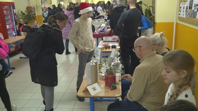 Tradičné vianočné trhy sú vždy nielen nádherné, ale aj podčiarknuté vzájomnou spoluprácou. Na ich príprave sa totiž podieľajú nielen žiaci a učitelia, ale s radosťou sa pripoja aj rodičia