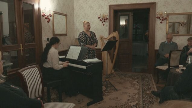 V kaštieli zneli tóny harfy, klavíra i spev v podaní Lucie Dobošovej a Silvie Švábikovej