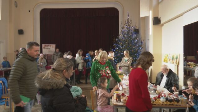 V Katolíckom kultúrnom dome rozvoniaval punč, predajcovia ponúkali výrobky ľudových remesiel a pomáhalo sa núdznym
