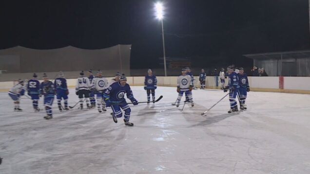 Bývalí hokejisti a dodnes skvelí kamaráti sa opäť predstavili v zápase pod holým nebom. Zahrali si, zabavili seba i ostatných, no hlavne pomohli tým, ktorí to potrebujú