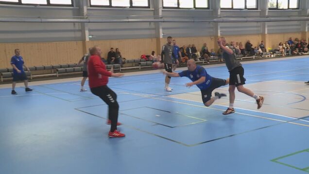 Na palubovke si nič nedarovali, no po zápase boli opäť všetci jeden tím. Priateľský turnaj „skôr“ narodených hádzanárov sa vydaril na jednotku