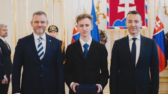 Richarda Dudeka, ktorý priniesol striebro z fyzikálnej olympiády z Gruzínska, sprevádza vo vzdelávaní skvelý pedagóg Jozef Beňuška