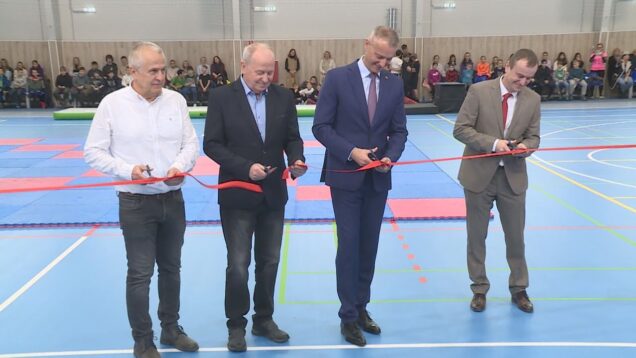 Za účasti ministra investícií, regionálneho rozvoja a informatizácie SR Richarda Rašiho bola v piatok dopoludnia slávnostne a oficiálne otvorená multifunkčná hala