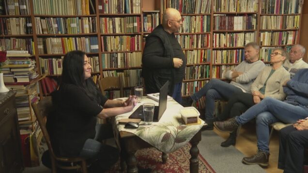 Moderátor Janko Cíger, v spolupráci s Kultúrnou scénou sa po niekoľkomesačnej prestávke vrátili k obľúbenému podujatiu, ktoré spája kultúru, kreativitu a hlavne ľudí