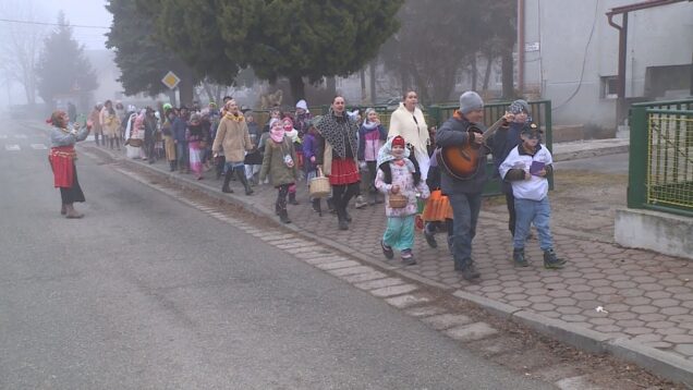 Prváci a druháci ZŠ s MŠ Priehradná sa vďaka rôznym maskám zmenili na nepoznanie a spolu s pani učiteľkami sa rozhodli rozdávať radosť a úsmev Priekopčanom