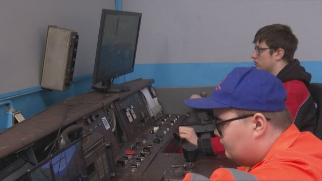 V dielňach Strednej odbornej školy dopravnej trávia každú voľnú chvíľu. Stavajú modely vlakov a zložili aj stanovište pre rušňovodiča