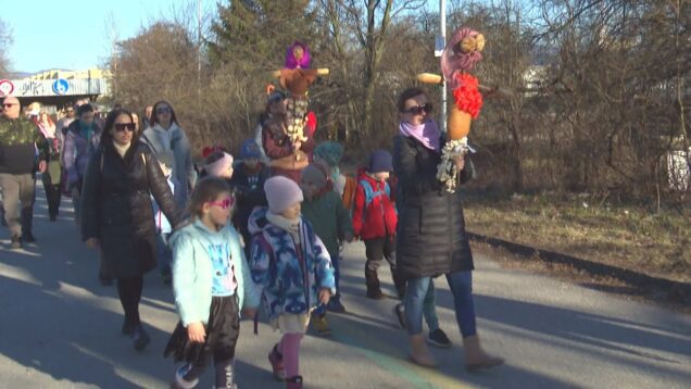 Aj najmenší si ctia tradície. Deti si za pomoci pani učiteliek vyrobili Moreny a potom sa spolu s rodičmi vybrali na dlhú prechádzku, aby tieto symboly zimy hodili do rieky Turiec