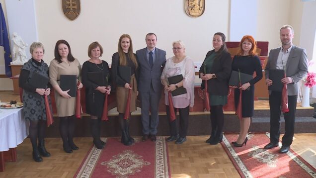 Aj vo Vrútkach je množstvo skvelých pedagógov. Pri príležitosti blížiaceho sa Dňa učiteľov ocenilo mesto pamätným listom niektorých z nich