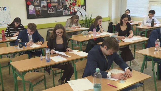 Hovorí sa, že maturita je pomyslenou bránou do života dospelých. Dnešní maturanti už majú prvé dôležité kroky za sebou. Týždeň písomných maturít vyvrcholí vo štvrtok