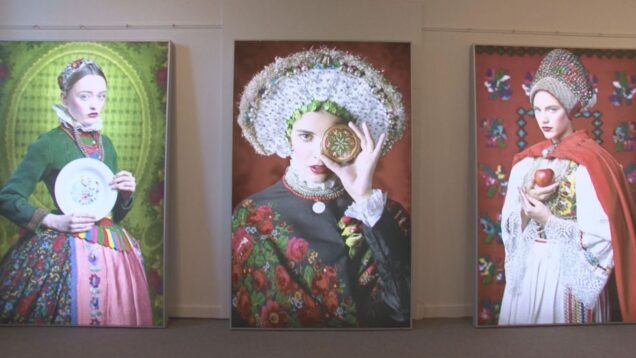 Pohladiť oči a potešiť dušu si môžete v múzeu pri prehliadke naozaj skvostnej výstavy, v ktorej sa snúbi krása žien s tradíciami, farbami a rozličnosťami ľudového odevu