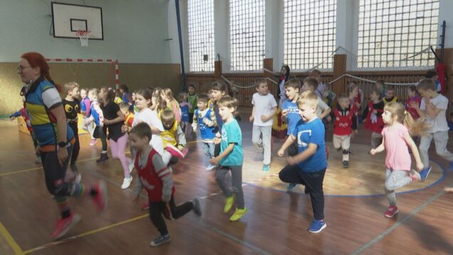 Učili sa písmená, vyskúšali si aj hodinu telesnej výchovy. Budúci prváci sa so svojimi rodičmi zúčastnili zážitkového vyučovania