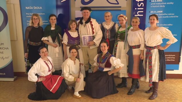 V Gymnáziu J. Lettricha sa piatok niesol v znamení tradícií. Fyzikár, telocvikárka, ale aj ďalší učitelia, vrátane riaditeľky prišli v krojoch. A v ničom nezaostávali ani žiaci