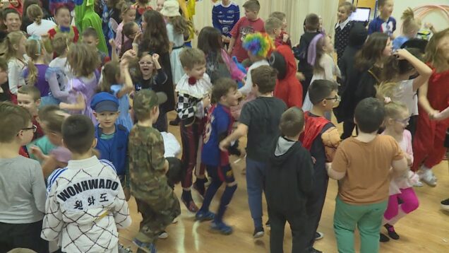 Vďaka rôznym maskám sa žiaci prvého stupňa spolu s pani učiteľkami zmenili na nepoznanie a spoločne sa preniesli do sveta rozprávok, ale aj vzájomného rešpektu