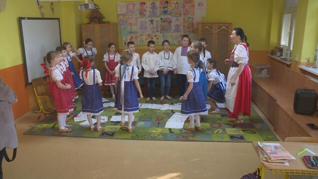 Žiaci, aj s pani učiteľkou sa obliekli do krojov a ukázali ako krásne sa dá slovenčina prepojiť s folklórom. Ľudové riekanky sú na slabikovanie ako stvorené
