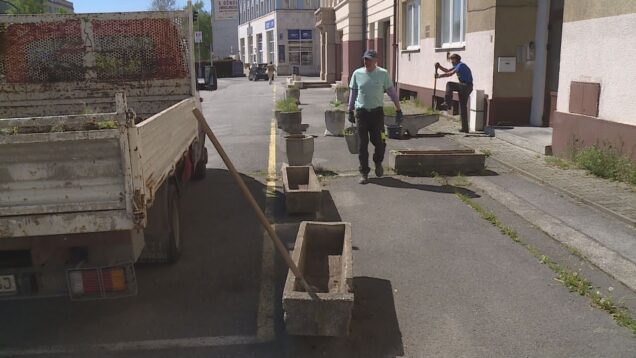 Aby bol svet okolo nás krajší a farebnejší sa aktuálne snažia členovia OZ Metro. Títo spolu so Sociálnym podnikom renovujú staré kvetináče, ktoré už čoskoro zaplavia kvetiny
