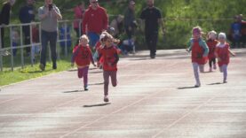 Atletickú dráhu na Severe najskôr zaplnili malé utešené „žubrienky“, ktoré následne vystriedali ich súrodenci, rodičia a nechýbali ani stále aktívni starkí
