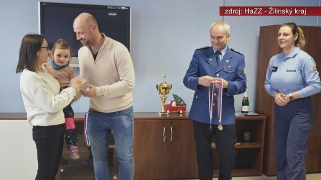 Dennodenne zachraňujú naše životy a majetok, majú srdcia na správnom mieste a navyše im to ide výborne aj s hokejom. Turnaj hasičov podporil malé dievčatko