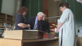 Dr. Thomas Kurz si počas prehliadky prezrel vzácne historické dokumenty týkajúce sa aj nemeckého jazyka