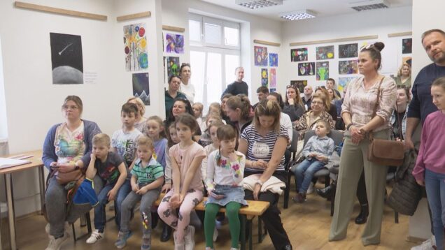 Láka ich obloha plná hviezd. Deti znázornili farebný svet planét, vesmírnych bytostí aj astronautov