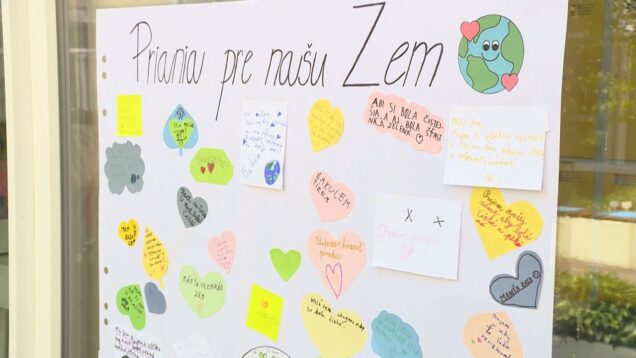 Pri príležitosti Dňa Zeme pripravili starší žiaci pre tých mladších zaujímavé aktivity, spoločne si pripomenul krásu a krehkosť Zeme a svojimi prianiami rozcítili aj pedagógov